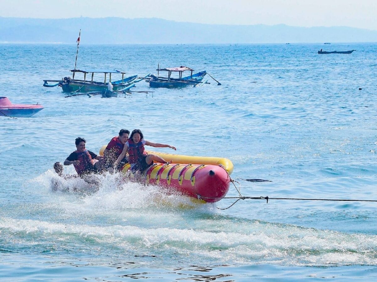 Serunya bermain banana boat di pantai timur pangandaran