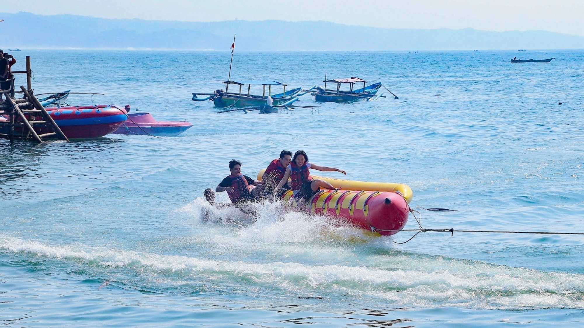 Serunya bermain banana boat di Pantai Timur Pangandaran