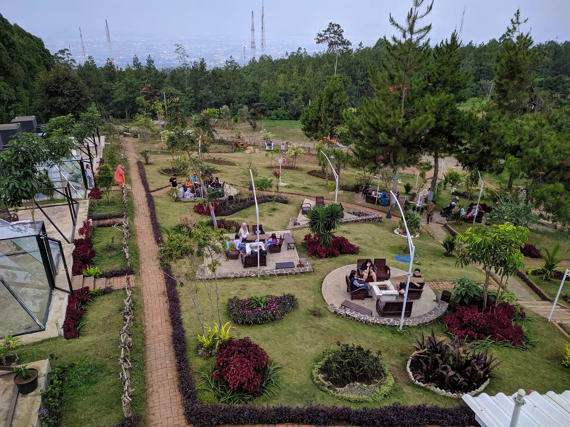 Area Outdoor dengan Pemandangan Alam yang Langsung Terlihat