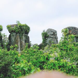 Batu So'on yang memiliki kemiripan dengan stonehenge