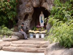 Pengunjung berdo'a di Goa Maria