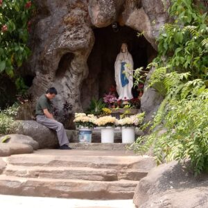 Pengunjung berdo'a di Goa Maria