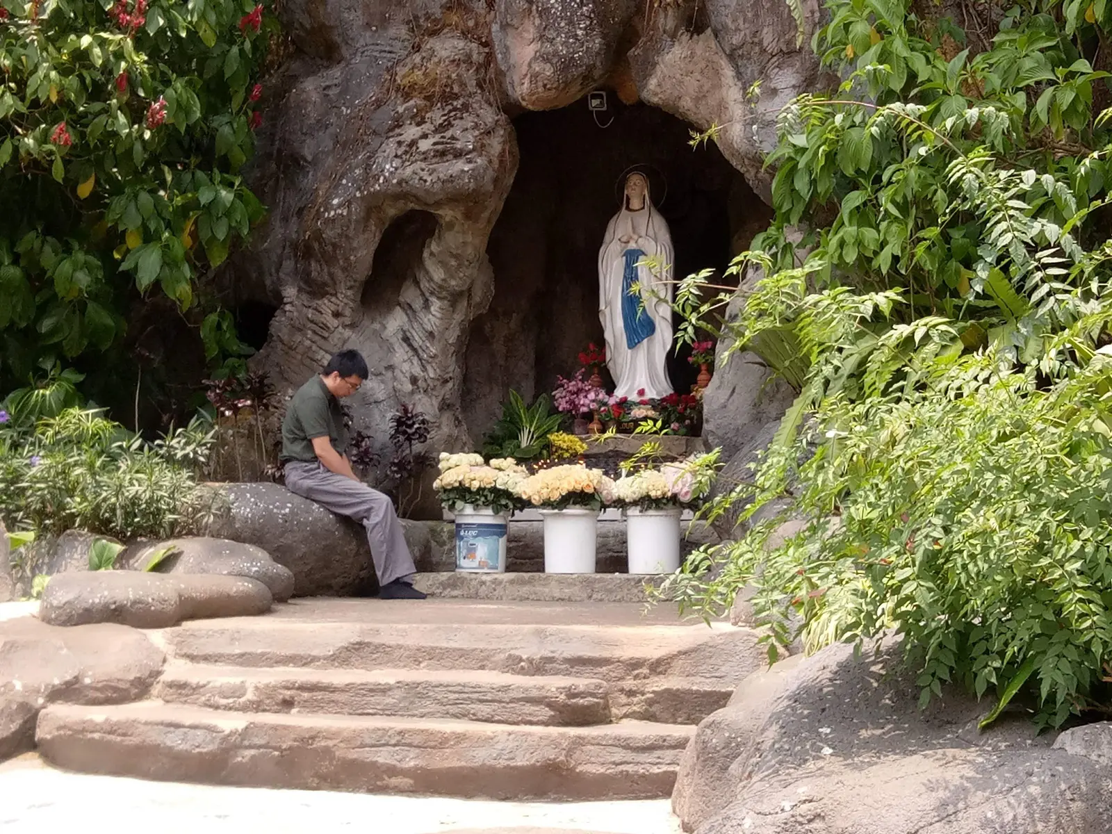 Pengunjung berdo'a di Goa Maria
