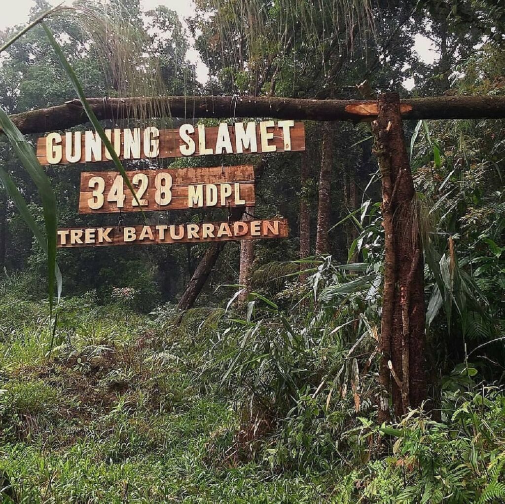 Papan nama jalur pendakian Baturraden