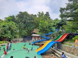 Kolam dan wahana peluncuran di cipaga stone park