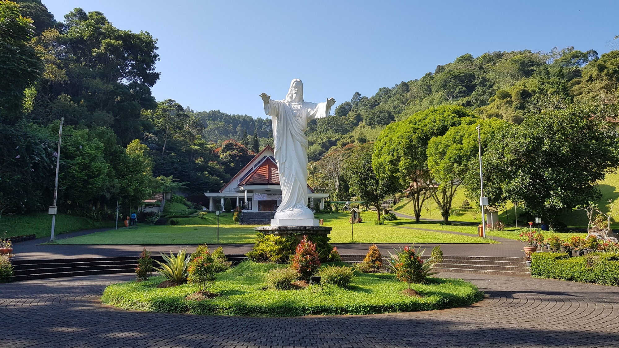 Patung Yesus memberkati di Lembah Karmel