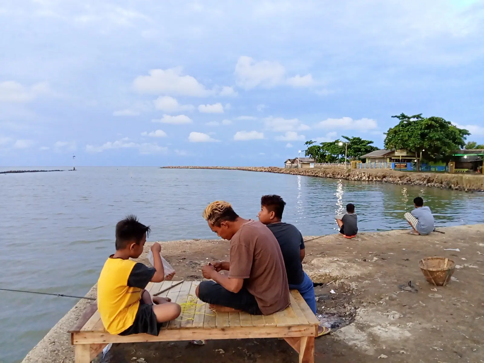 Santai memancing di pantai