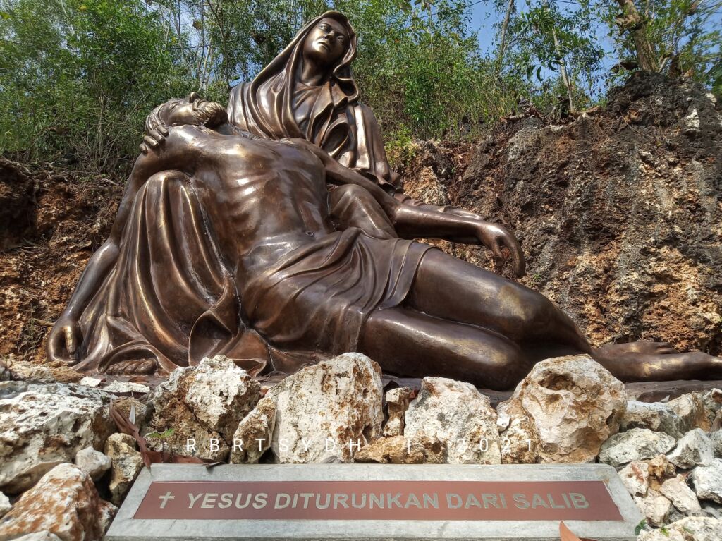 Patung Yesus diturunkan dari salib Gua Maria Tritis Yogyakarta