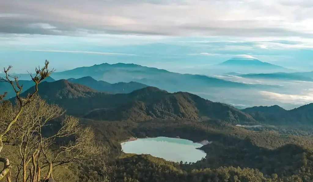 Lanskap pegunungan dan telaga bodas dari Gunung Sagara Garut