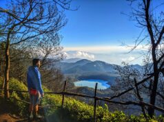 Menikmati panorama dari puncak Gunung Sagara