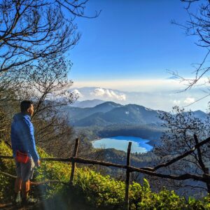 Menikmati panorama dari puncak Gunung Sagara