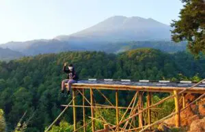 spot foto jembatan di Gunung Ciwaru
