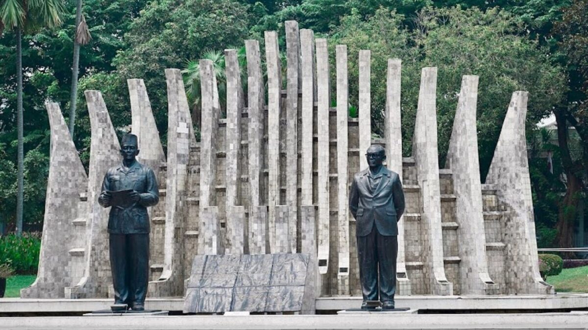 Patung Ir. Soekarno dan Moh. Hatta dengan 17 pilar marmer di belakangnya