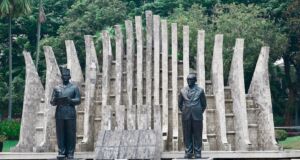 Patung Ir. Soekarno dan Moh. Hatta dengan 17 pilar marmer di belakangnya