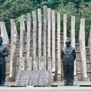 Patung Ir. Soekarno dan Moh. Hatta dengan 17 pilar marmer di belakangnya