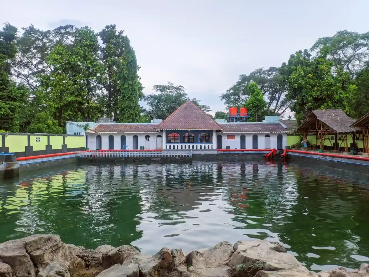 Area kolam pemandian umbul pengging boyolalii
