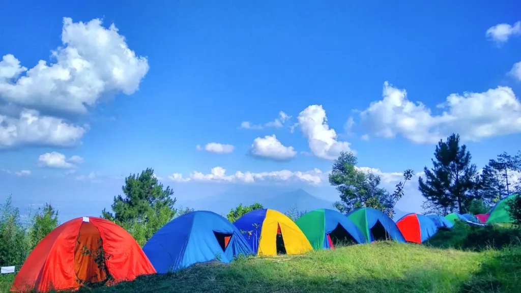 area bumi perkemahan Mawar Camp berlatar pegunungan