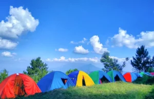area bumi perkemahan Mawar Camp berlatar pegunungan