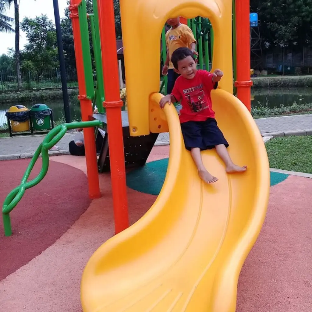 Arena bermain anak di Taman Cempaka Jakarta Timur