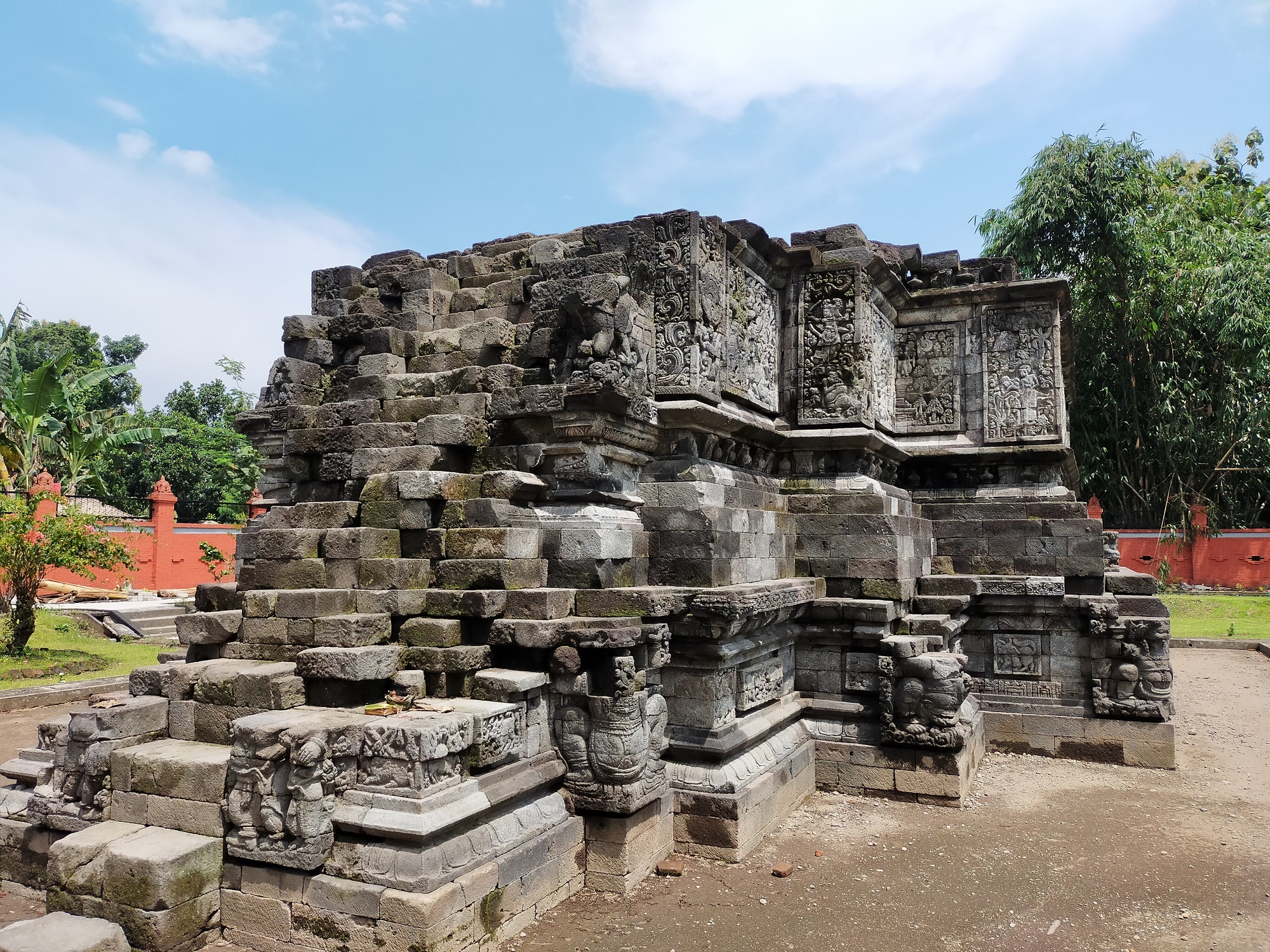 Bangunan Candi Surowono