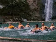 Pengunjung yang terlihat sedang berenang di Kali Bening