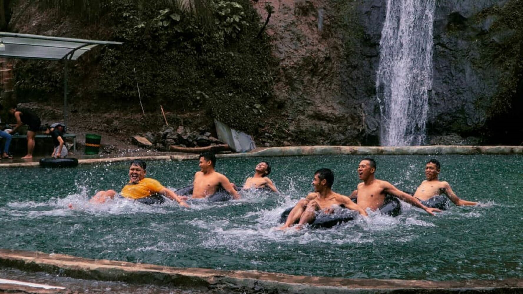 Pengunjung yang terlihat sedang berenang di Kali Bening