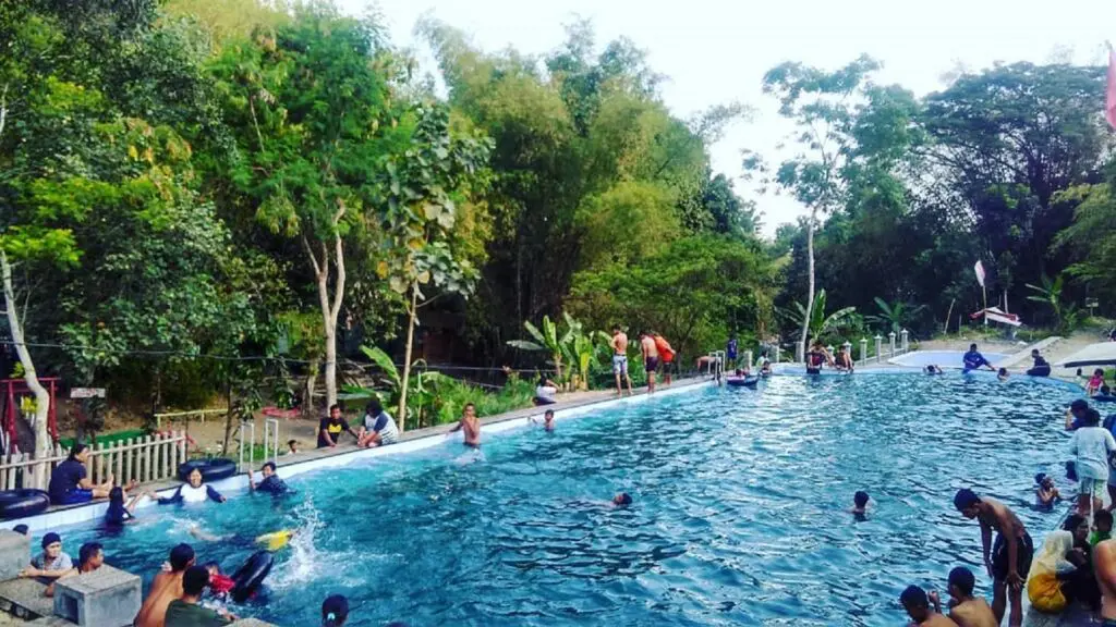 Banyak pengunjung yang berenang di Umbul Bintik