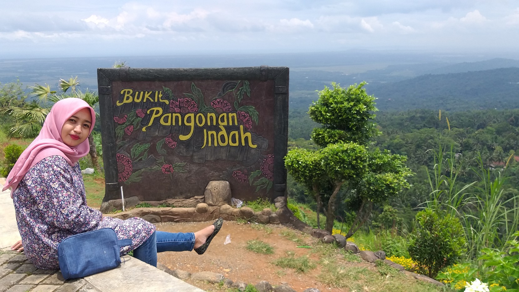 Pengunjung yang berfoto di batu nama Bukit Pangonan
