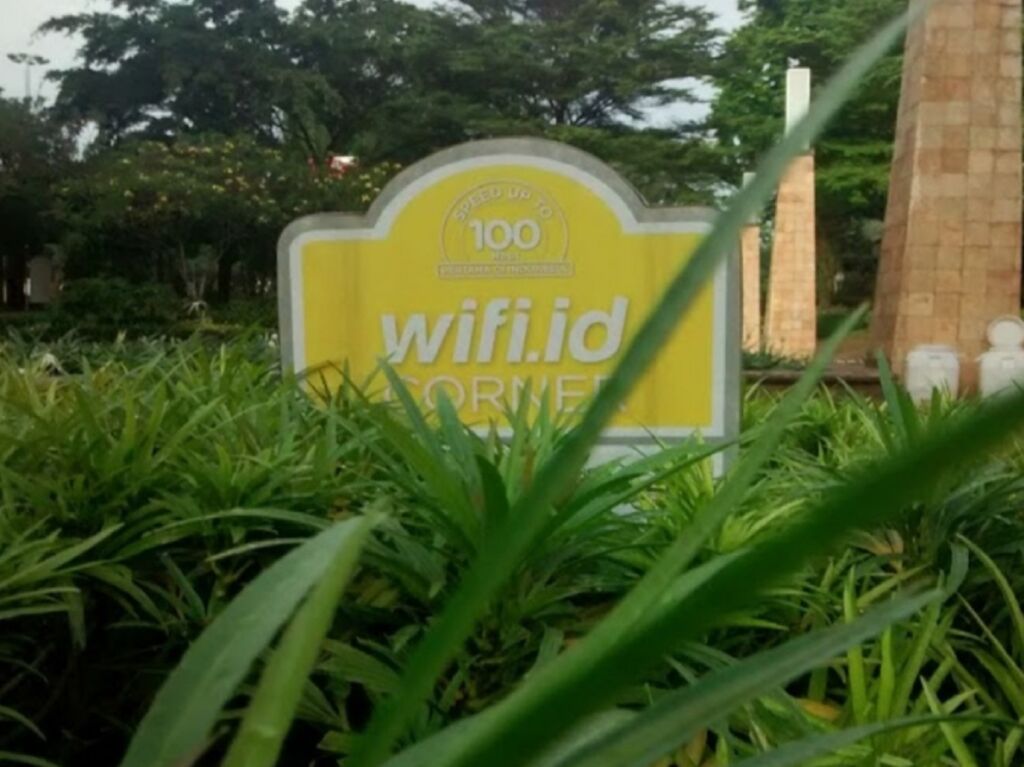 Papan informasi wifi gratis di Taman Barito