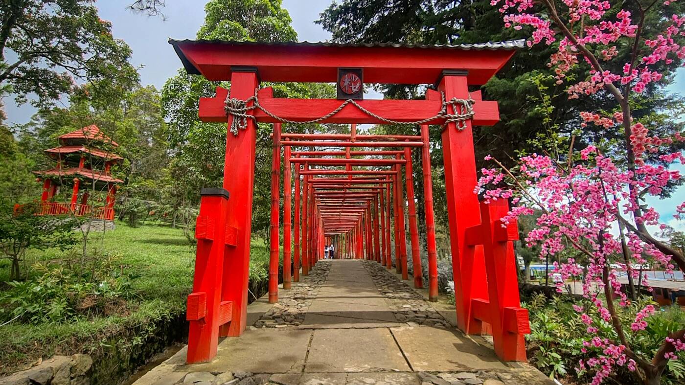 Gerbang bertiang merah salah satu area foto di Sakura Hills