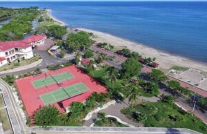 Lapangan voli yang tersedia di Pantai Marina Bantaeng
