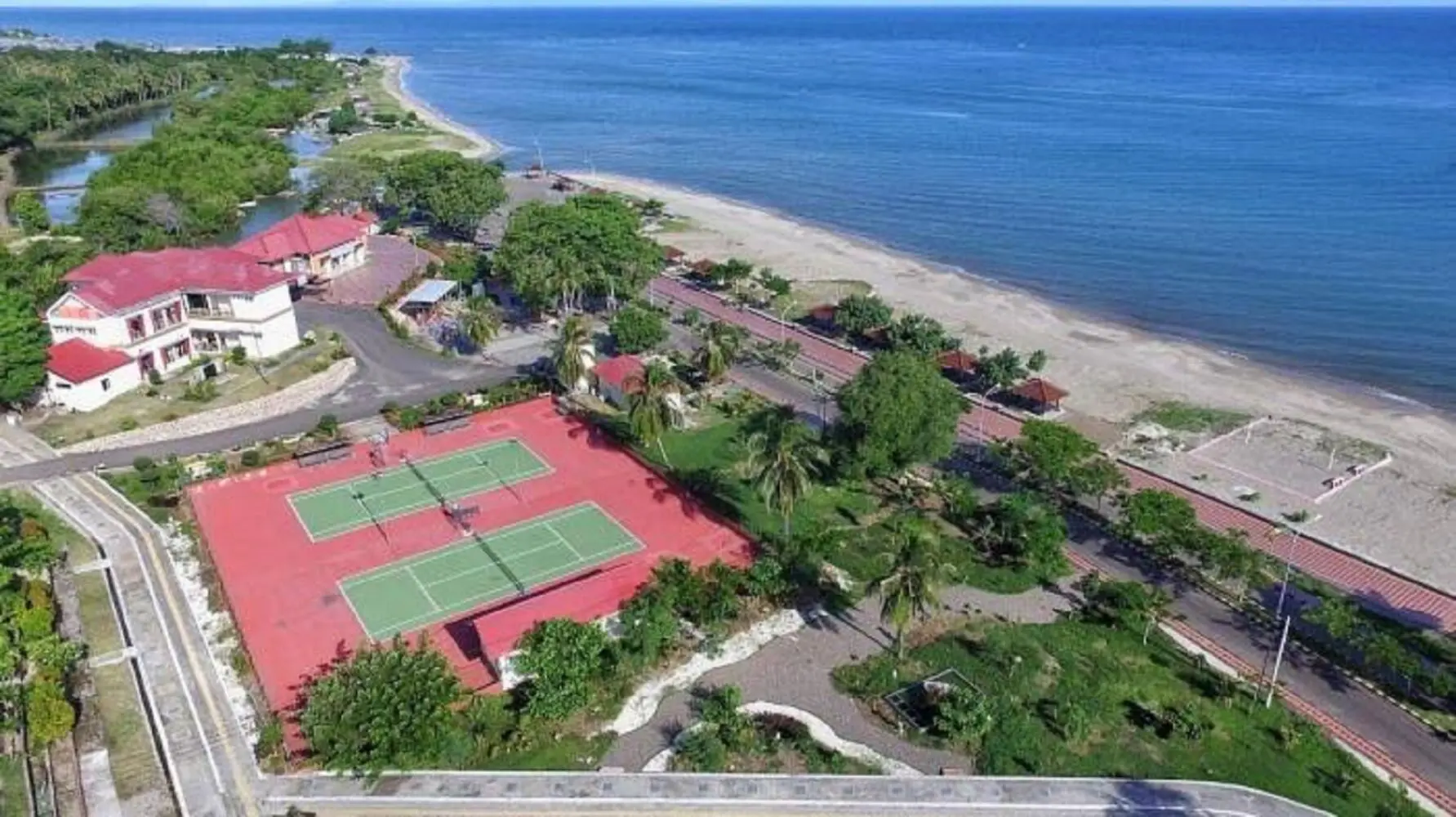 Lapangan voli yang tersedia di Pantai Marina Bantaeng