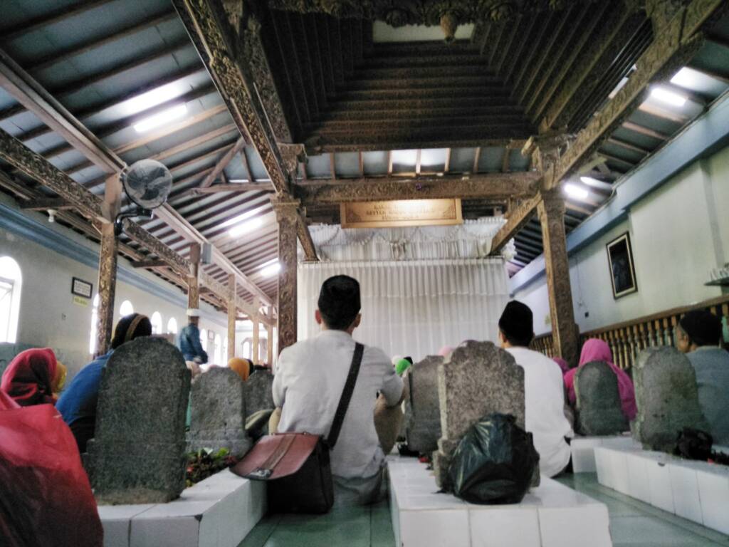Beberapa pengunjung sedang berdoa di makam Sunan Muria