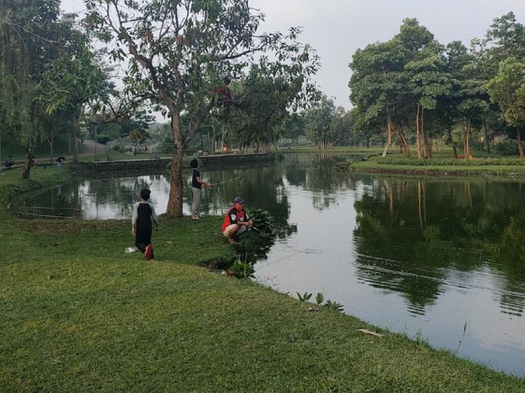 Memancing di danau Taman Cempaka