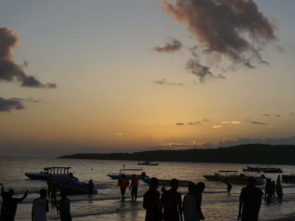 Pemandangan Matahari Terbenam di Pantai Bara