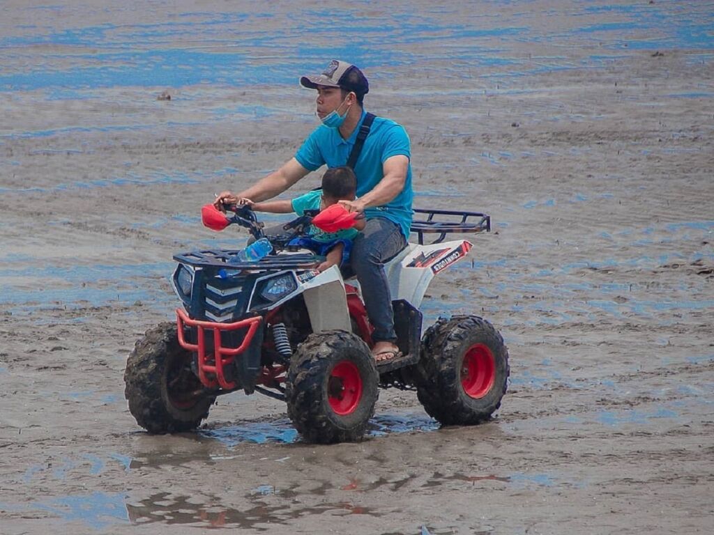 Mobil ATV di kawasan Pantai Glagah