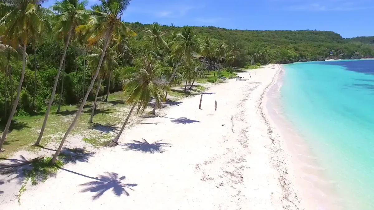 Area pantai berpasir putih di Pantai Bara Bulukumba