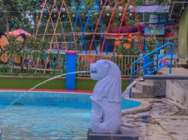 Patung singa yang mirip dengan patung Merlion Singapura