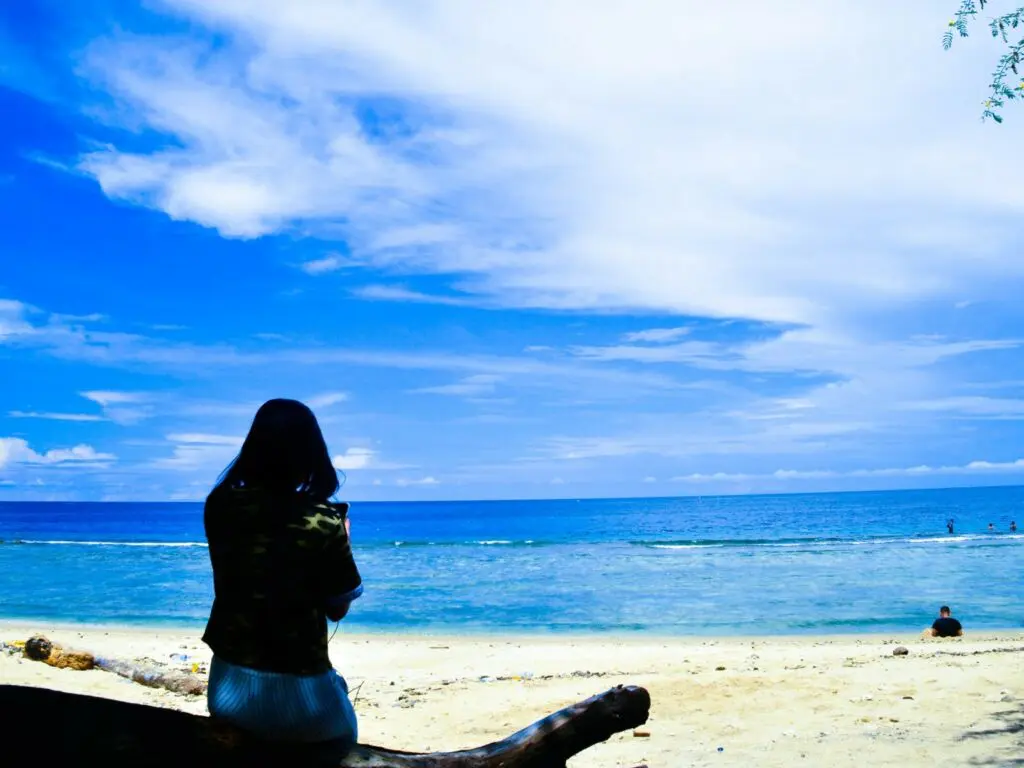 Seorang Wanita Menyaksikan Pemandangan Laut di Pantai Kurenai