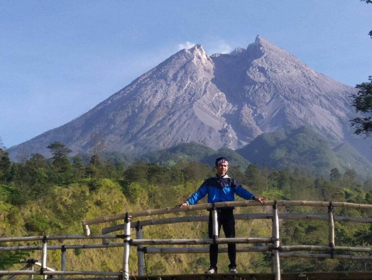 Pemandangan Puncak dan Kawah Gunung Merapi