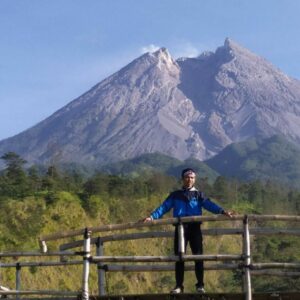 Pemandangan Puncak dan Kawah Gunung Merapi