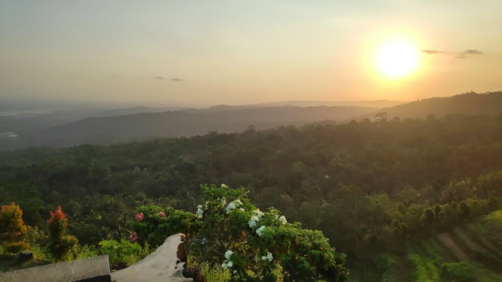Pemandangan alam dari puncak Pangonan