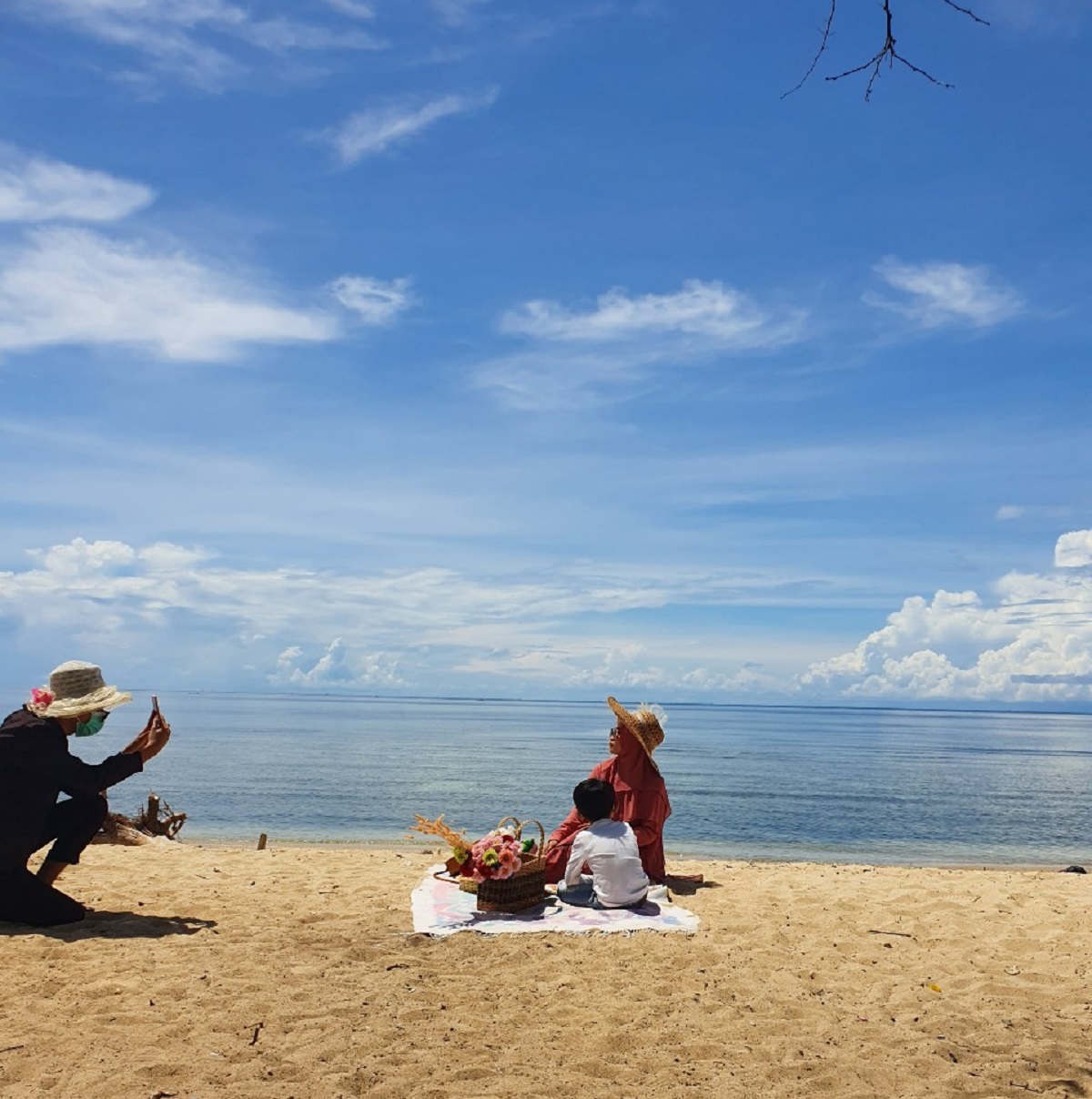 Piknik di Pantai Kurenai bersama keluarga
