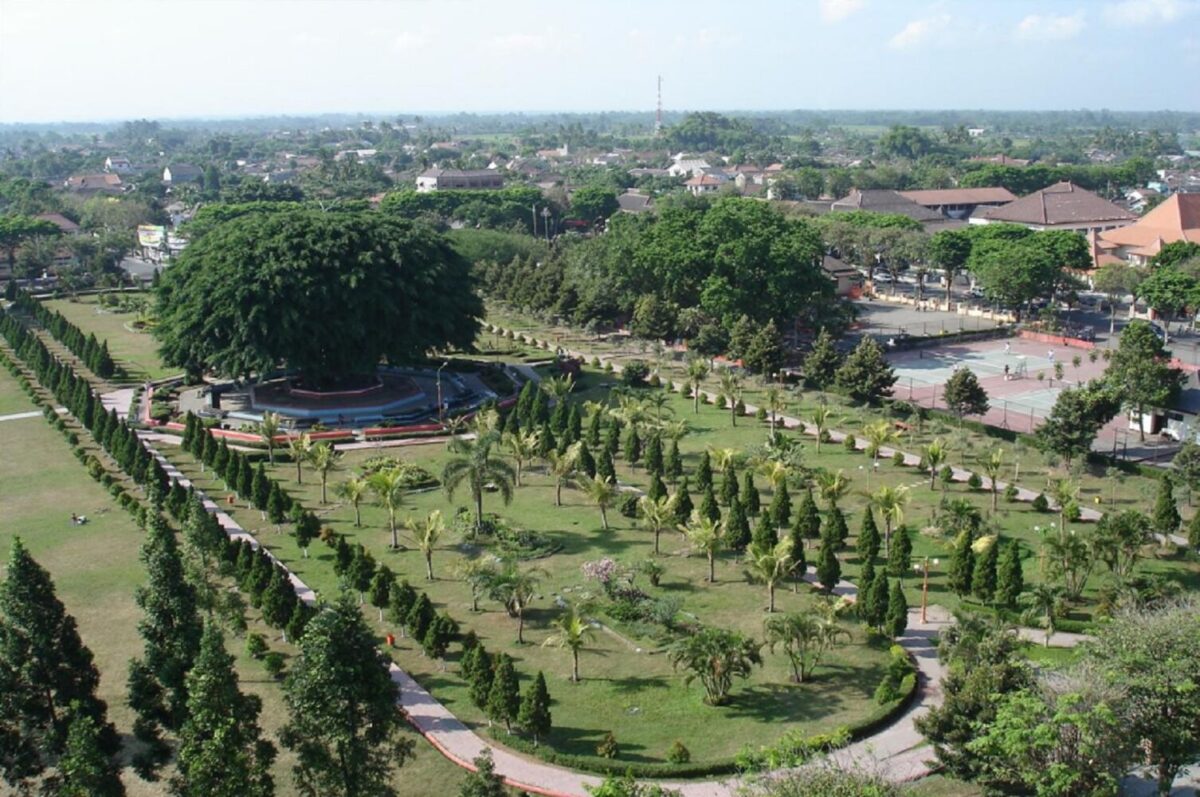 Pohon Beringin di tengah Alun-alun Lumajang