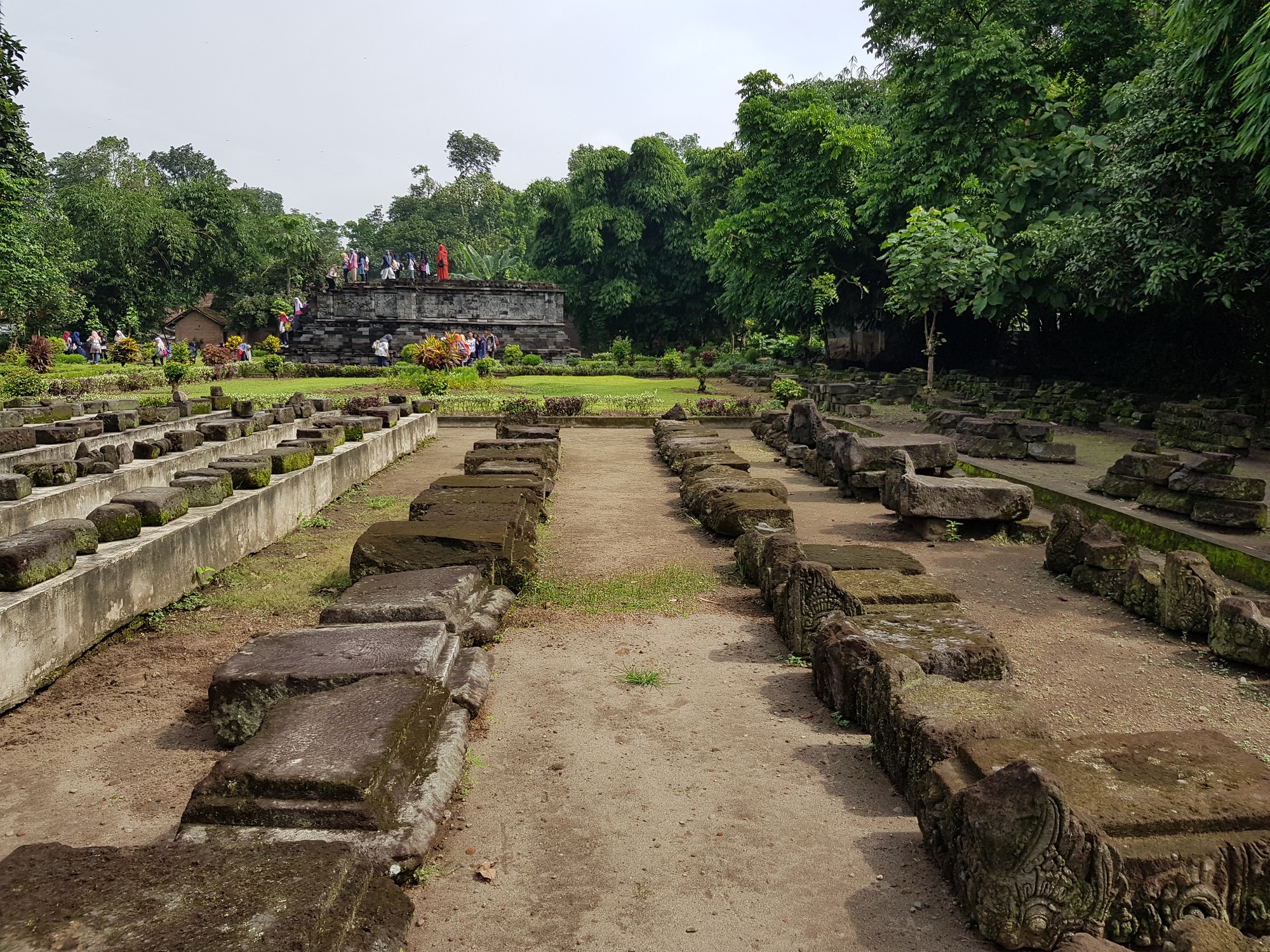 Puing-puing Candi di Halaman