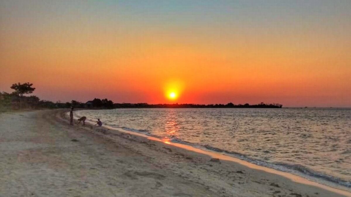 Suasana sore di Pantai Pungkruk