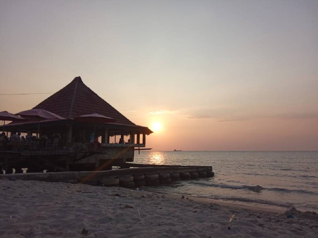 Keindahan momen sunset yang ada di Pantai Bondo