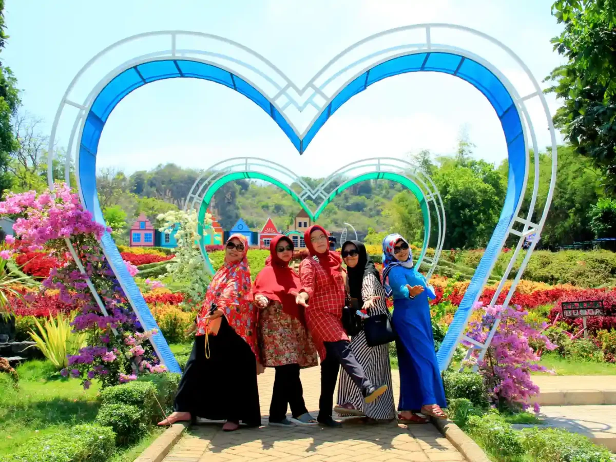 Taman bunga penuh warna di Wisata Alam Gosari Gresik