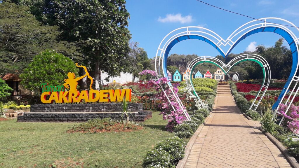 Taman Candradewi yang Berwarna-warni di Wisata Alam Gosari