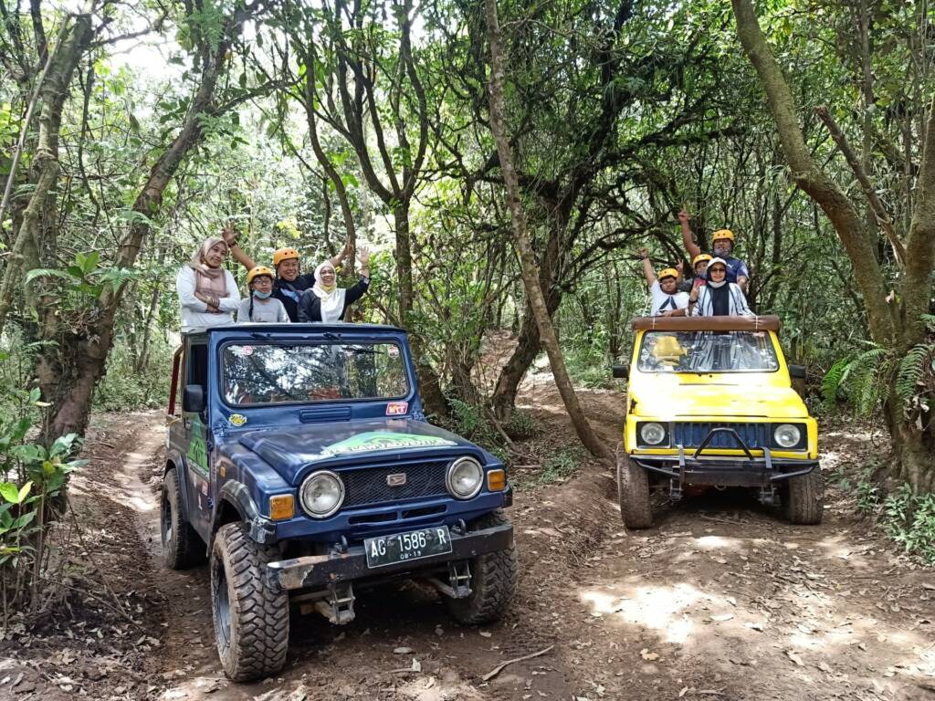 Memacu adrenalin dengan naik mobil jeep ke puncak bukit